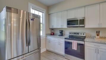 Apartment (2 Bedrooms) | Private kitchen | Microwave, oven, stovetop, dishwasher