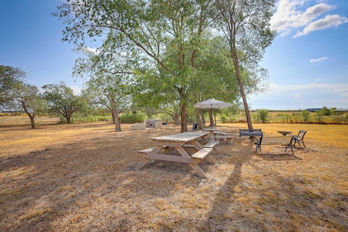 Retreat w/ Pond Access & Views in Temple