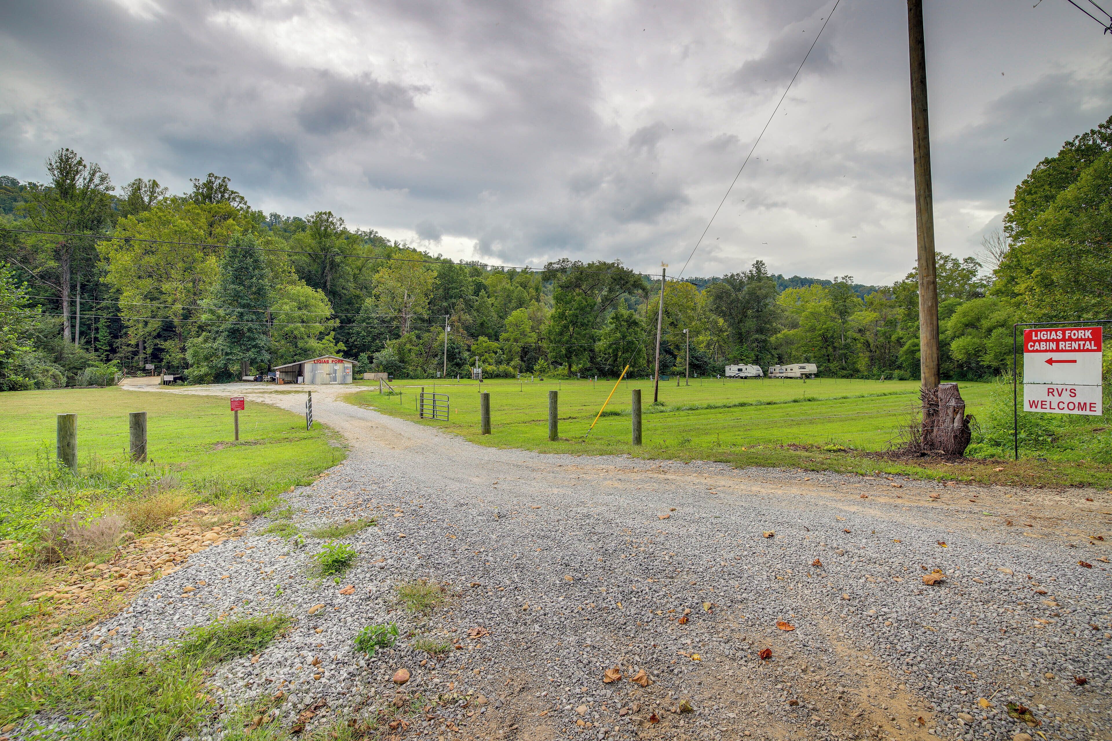 Un chemin de gravier mène à une zone où se trouvent des chalets à louer, et un panneau indique « Location de chalets Ligias Fork » et « Camping-cars acceptés ».