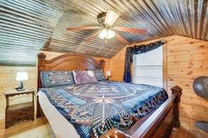 Interior - Fort Towson Cabin < 1 Block to Raymond Gary Lake (Fort Towson)