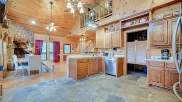 House (5 Bedrooms) | Interior