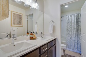 House (4 Bedrooms) | Bathroom - Riverbank Vacation Rental ~ 10 Mi to Modesto! (Oakdale)