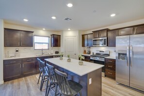 House (4 Bedrooms) | Private kitchen | Microwave, oven, stovetop, dishwasher - Riverbank Vacation Rental ~ 10 Mi to Modesto! (Oakdale)