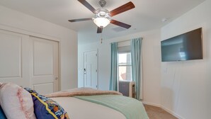 Room - Cozy Riverbank Studio ~ 10 Mi to Modesto! (Oakdale)