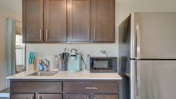 Microwave, kursi makan untuk bayi, dan peralatan masak/sendok-piring