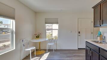 Microwave, kursi makan untuk bayi, dan peralatan masak/sendok-piring