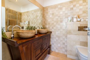 Dusj, hårføner, håndklær og såpe