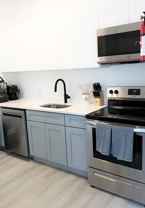 Private kitchen - Cozy-BNB 1 bed apartment 10 min from the Newark airport  (Elizabeth)