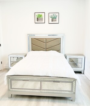 1 habitación, tabla de planchar con plancha, wifi gratis y ropa de cama