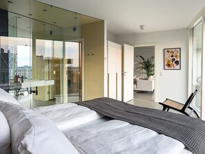 3 bedrooms, desk, iron/ironing board, travel crib