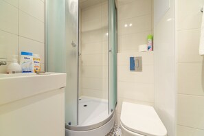 Basic Apartment | Bathroom | Shower, hair dryer, towels, soap - Cozy apartment for a family (Minsk)