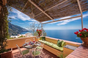 Outdoor dining - Casa Marina (Positano)