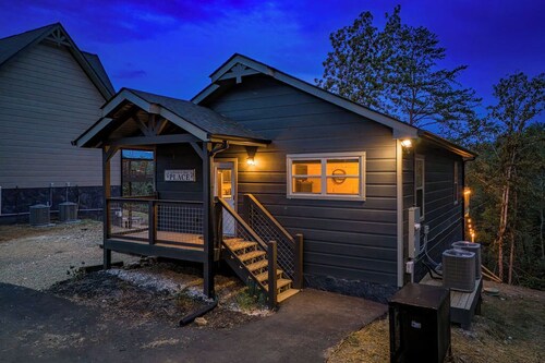 Happy Bear: Wooded Views, Fire-Pit, Game Room & Hot-Tub, Close to Attractions