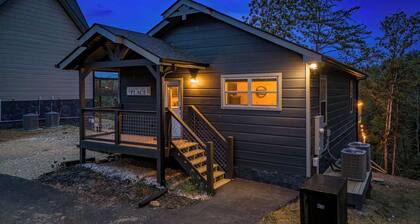 Happy Bear: Wooded Views, Fire-Pit, Game Room & Hot-Tub, Close to Attractions