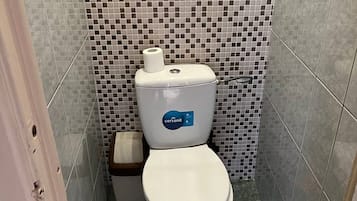 Bañera, secador de pelo, toallas, jabón