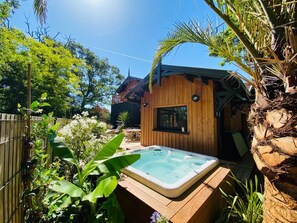 Outdoor spa tub - Villa 4 "côté Bassin" Vue Mer, Jacuzzi et Piscine 8 Personnes (Gujan-Mestras)