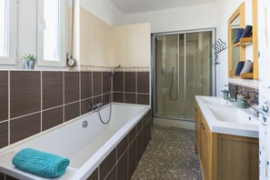 Badkar/dusch, hårtork och handdukar