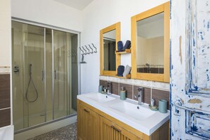 淋浴/盆浴组合、吹风机、毛巾