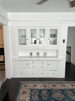 Interior - Bright and Charming Upper 2 bedroom, Pine Ave, Long Beach! Pet Friendly! (Long Beach)