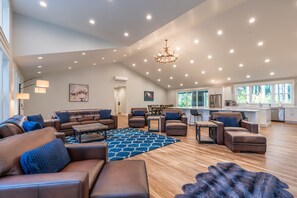 Smart-TV, Kamin, Tischtennisplatte