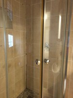 Bañera con ducha, bañera profunda, toallas, papel higiénico