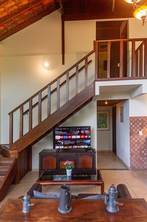 Family Chalet, 4 Bedrooms | Living area | 37-inch Smart TV with satellite channels, Netflix, streaming services - Don Pascual (Rio de Janeiro)