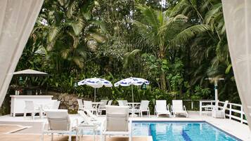 Ulkouima-allas avoinna 10.00–18.00, aurinkotuoleja