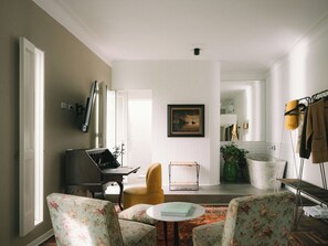 GRANDE | 각각 다른 스타일의 인테리어, 각각 다르게 가구 비치, 책상, 노트북 작업 공간