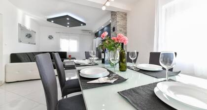 Villa Bella - Five Bedroom Villa, Sleeps 10