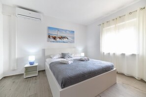 5 bedrooms, iron/ironing board, WiFi, bed sheets