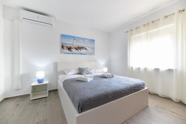 5 bedrooms, iron/ironing board, WiFi, bed sheets