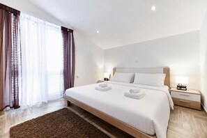 5 bedrooms, iron/ironing board, WiFi, bed sheets