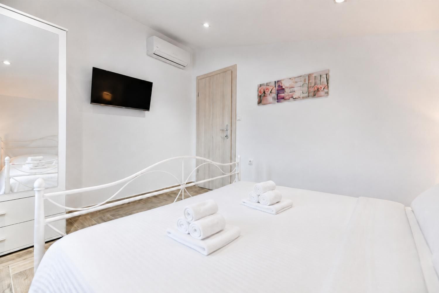 5 bedrooms, iron/ironing board, WiFi, bed sheets