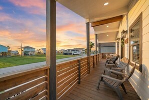 Terrace/patio - Beach House with Luxury Bath, Steps to the Ocean (Galveston)