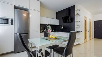Apartment | Eigene Küche | Großer Kühlschrank, Ofen, Herdplatte, Wasserkocher