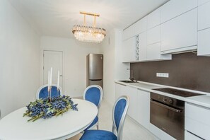 Microondas, horno, parrilla de estufa y lavavajillas 