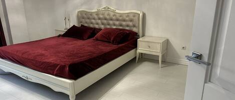 1 slaapkamer, een strijkplank/strijkijzer, wifi, beddengoed