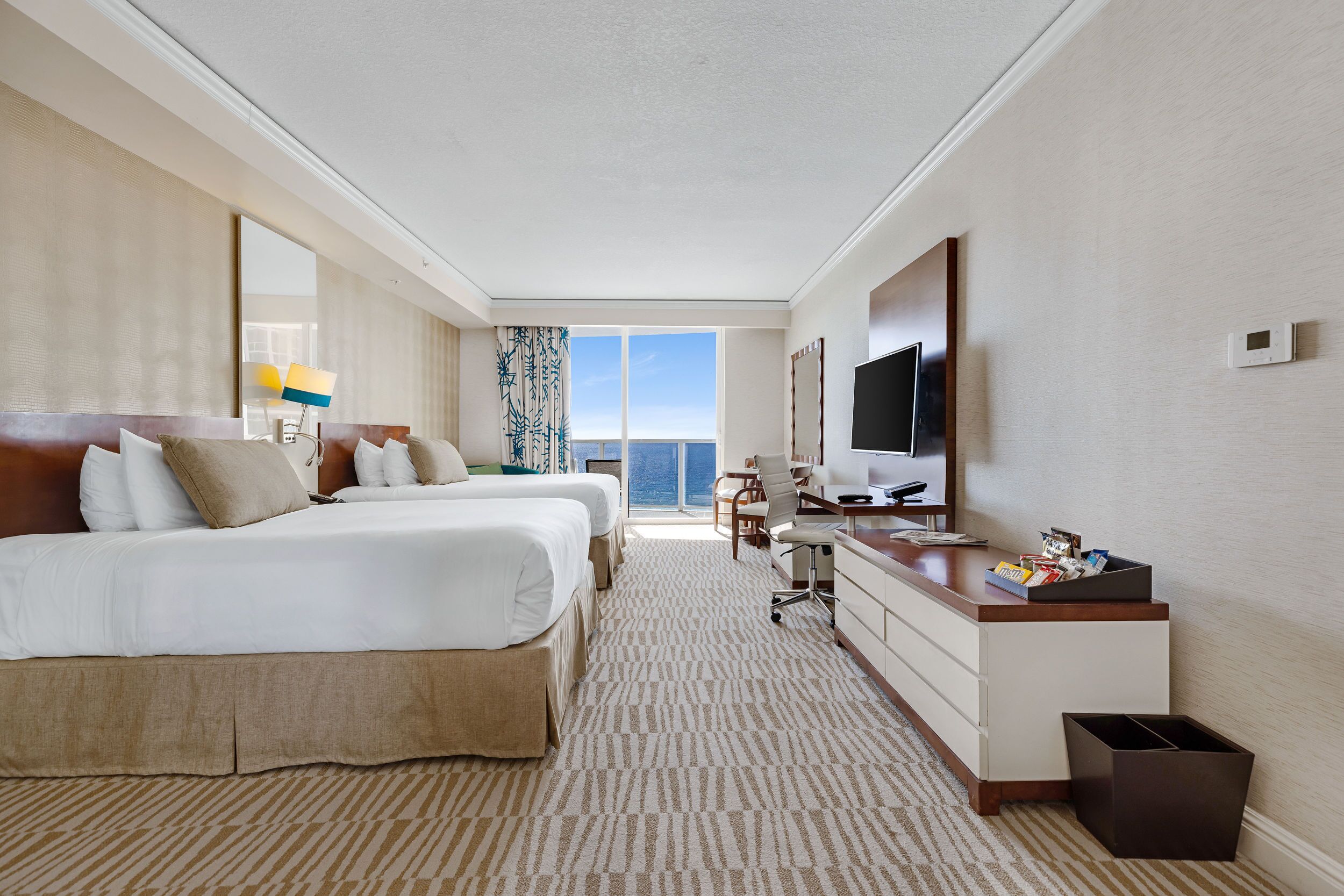 1 slaapkamer, een bureau, een strijkplank/strijkijzer, reisbedje