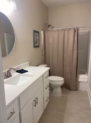 Haartrockner, Handtücher, Toilettenpapier