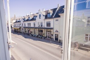 2 makuuhuonetta, yksilöllisesti sisustettu, yksilöllisesti kalustettu