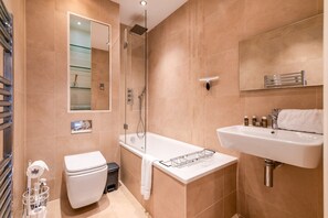 Badewanne, Haartrockner, Handtücher