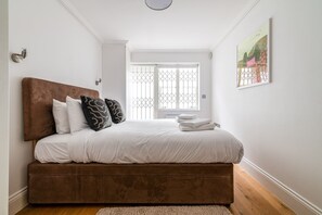 2 habitaciones, escritorio y tabla de planchar con plancha 