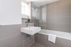 Een bad,  milieuvriendelijk toiletgerief, zeep, shampoo