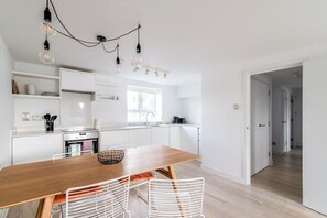 Kühlschrank, Geschirrspüler, Wasserkocher mit Kaffee-/Teezubehör