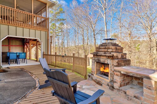 Deer Haven Cabin- Hot Tub • Game Room • Outdoor Fireplace