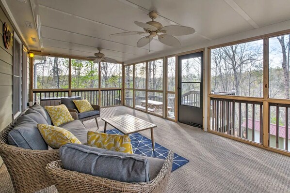 Smart-TV, Kamin, Videospiele, Tischtennisplatte