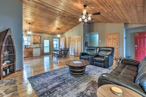 Smart TV, fireplace, video games, ping pong - Deer Haven Cabin- Hot Tub • Game Room • Outdoor Fireplace (Ellijay)