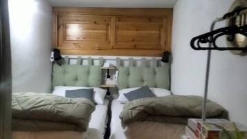 2 bedrooms, travel cot, WiFi