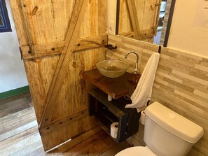 Serviettes fournies, savon, papier toilette