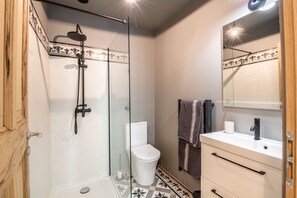 Douche, sèche-cheveux, serviettes fournies, savon